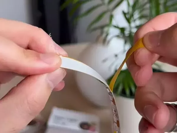 「まさか鏡に貼るとは！」　DIYの完成度に「早速試す」「真似したい」