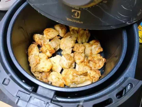 「炊飯器に鶏肉とネギを入れて炊くだけ　『味つけ』に使ったのは？「子供がバクバク食べる」」の画像