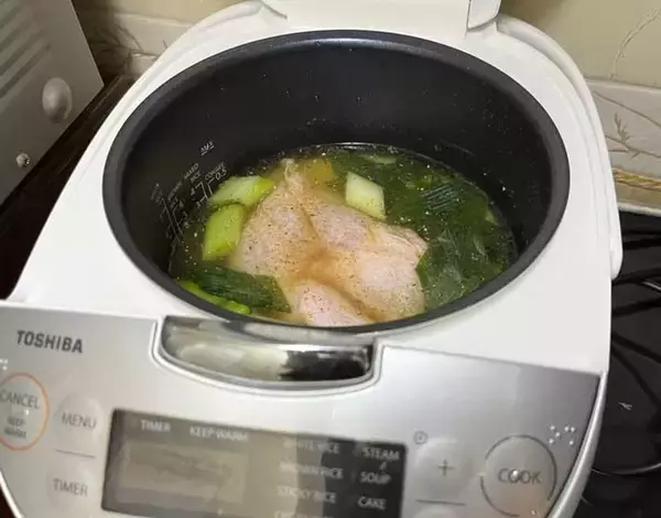 「炊飯器に鶏肉とネギを入れて炊くだけ　『味つけ』に使ったのは？「子供がバクバク食べる」」の画像
