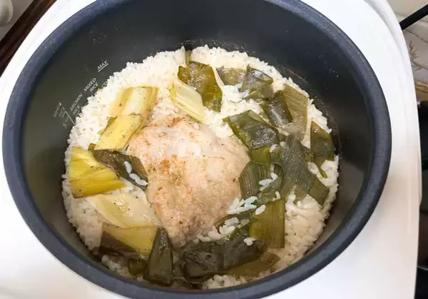 「炊飯器に鶏肉とネギを入れて炊くだけ　『味つけ』に使ったのは？「子供がバクバク食べる」」の画像