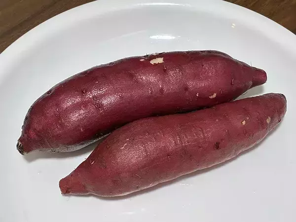 「炊飯器に入れるだけ！　『うどんスープ』で作るサツマイモご飯が…「料亭の味」【簡単レシピ】」の画像