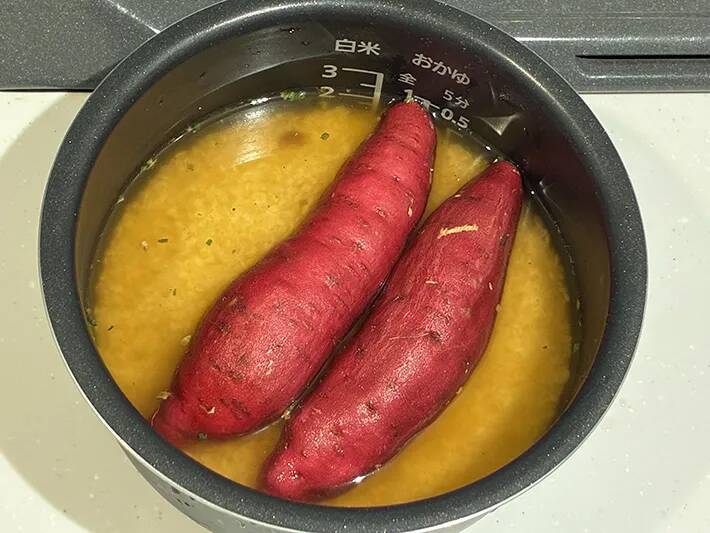 炊飯器に入れるだけ！　『うどんスープ』で作るサツマイモご飯が…「料亭の味」【簡単レシピ】