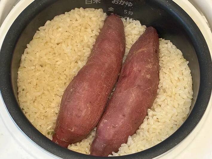 炊飯器に入れるだけ！　『うどんスープ』で作るサツマイモご飯が…「料亭の味」【簡単レシピ】