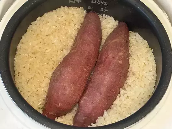 「炊飯器に入れるだけ！　『うどんスープ』で作るサツマイモご飯が…「料亭の味」【簡単レシピ】」の画像