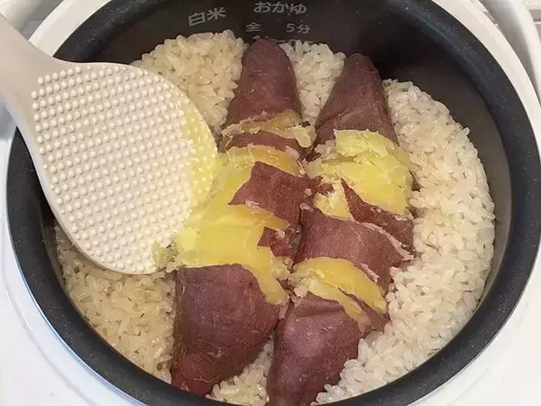 「炊飯器に入れるだけ！　『うどんスープ』で作るサツマイモご飯が…「料亭の味」【簡単レシピ】」の画像