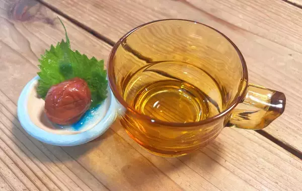 「リプトンがすすめる『梅しそ紅茶』　ひと口飲んでみると？「思っていた以上に…」」の画像