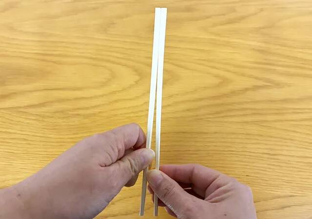 割り箸を割る時、縦に持たないで！　きれいに割る方法に「感動した」「こんなに違うのか」