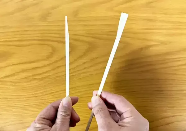 「割り箸を割る時、縦に持たないで！　きれいに割る方法に「感動した」「こんなに違うのか」」の画像