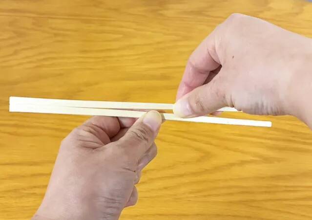 割り箸を割る時、縦に持たないで！　きれいに割る方法に「感動した」「こんなに違うのか」