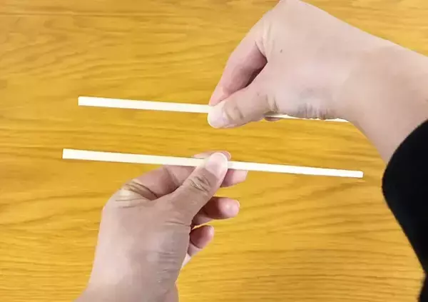 「割り箸を割る時、縦に持たないで！　きれいに割る方法に「感動した」「こんなに違うのか」」の画像