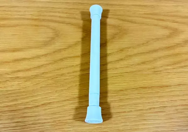 「『短いつっぱり棒』が優秀すぎる！　ゴミ箱に使う活用アイディアに「もう手放せない！」」の画像