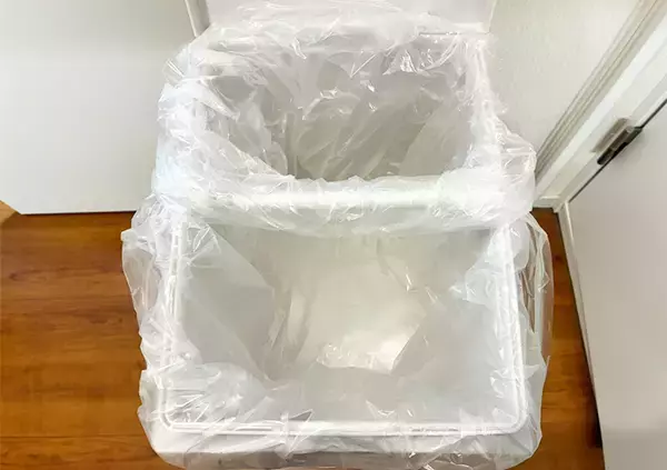 「『短いつっぱり棒』が優秀すぎる！　ゴミ箱に使う活用アイディアに「もう手放せない！」」の画像