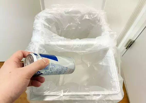 「『短いつっぱり棒』が優秀すぎる！　ゴミ箱に使う活用アイディアに「もう手放せない！」」の画像