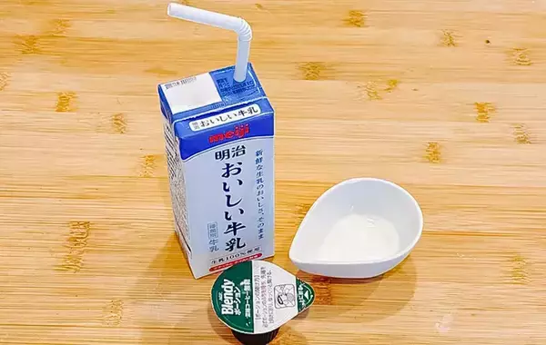 「『200mlパック牛乳』にポーションをセット！　 洗い物ゼロの「ドリンク裏ワザ」やってみた」の画像