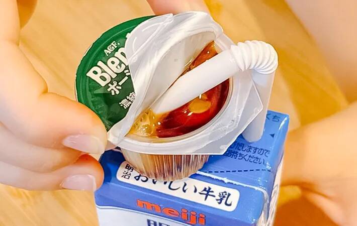 『200mlパック牛乳』にポーションをセット！　 洗い物ゼロの「ドリンク裏ワザ」やってみた