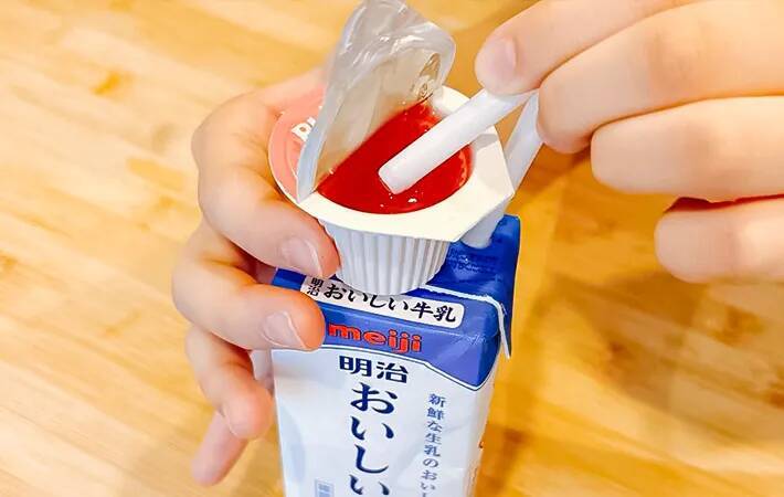 『200mlパック牛乳』にポーションをセット！　 洗い物ゼロの「ドリンク裏ワザ」やってみた