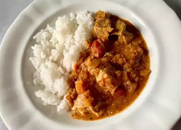 「ヨーグルトに1時間漬けた豚肉をカレーに入れると？「驚くほどやわらかい」」の画像