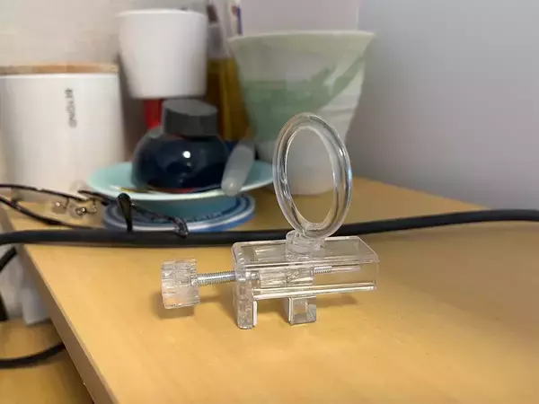 「これ机に使えるの？」　セリアのかもいリングフックをデスクに取り付けたら手放せなくなった！