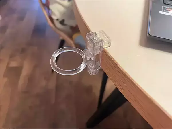「「これ机に使えるの？」　セリアのかもいリングフックをデスクに取り付けたら手放せなくなった！」の画像