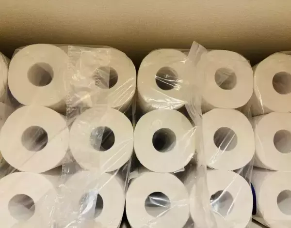 「トイレットペーパーの袋、端から破るの待って！　開け方を変えたら「残量も一目で分かる」【収納の裏技4選】」の画像