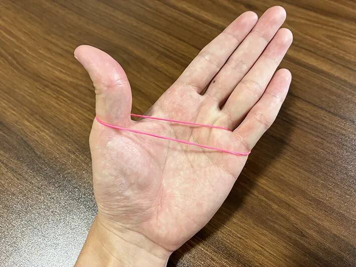 輪ゴム1本でラップの端が浮く！　5秒で試せる裏ワザが「便利」