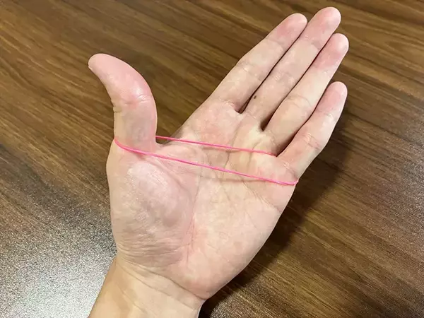「輪ゴム1本でラップの端が浮く！　5秒で試せる裏ワザが「便利」」の画像