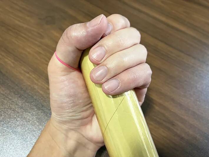 輪ゴム1本でラップの端が浮く！　5秒で試せる裏ワザが「便利」