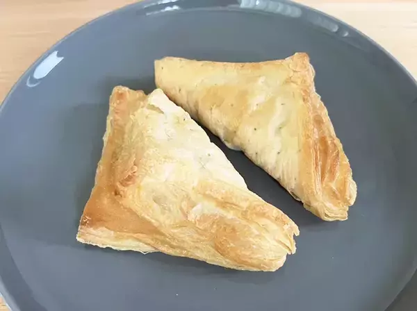 「食べた瞬間に秋がきた…　セブンの冷凍『三角おさつパイ』がまるで焼き立てのクオリティ！」の画像