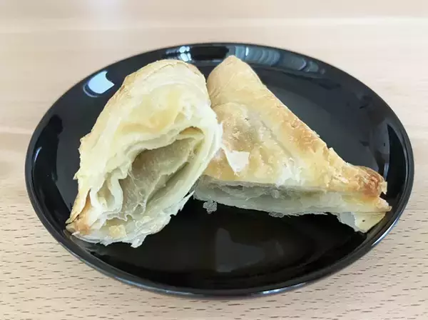 「食べた瞬間に秋がきた…　セブンの冷凍『三角おさつパイ』がまるで焼き立てのクオリティ！」の画像