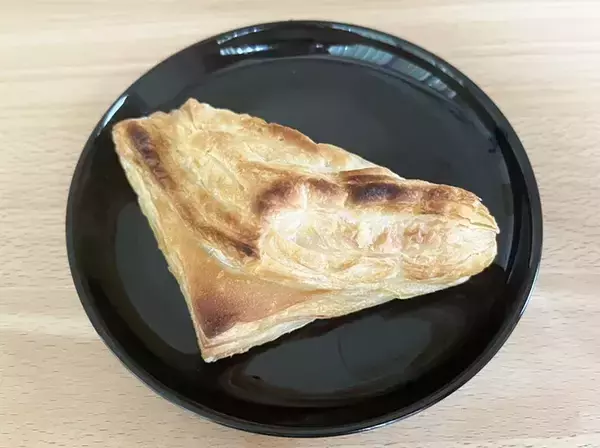 「食べた瞬間に秋がきた…　セブンの冷凍『三角おさつパイ』がまるで焼き立てのクオリティ！」の画像