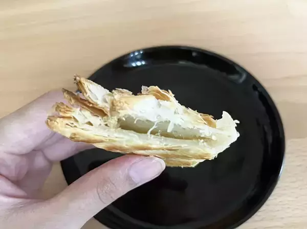 「食べた瞬間に秋がきた…　セブンの冷凍『三角おさつパイ』がまるで焼き立てのクオリティ！」の画像