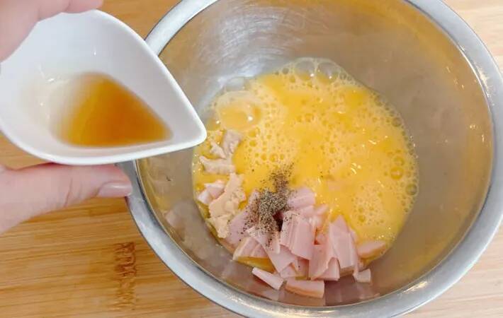 3分レンチンしてパラパラに！　チャーハンの材料で入れたのが？「プチプチ食感がたまらん」