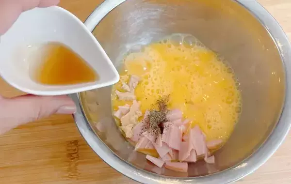 「3分レンチンしてパラパラに！　チャーハンの材料で入れたのが？「プチプチ食感がたまらん」」の画像