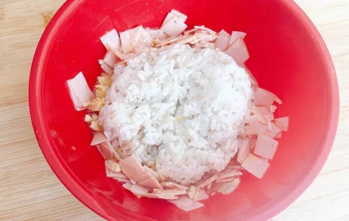 3分レンチンしてパラパラに！　チャーハンの材料で入れたのが？「プチプチ食感がたまらん」