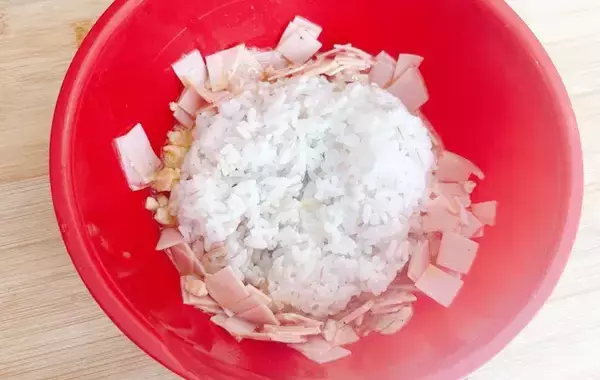 「3分レンチンしてパラパラに！　チャーハンの材料で入れたのが？「プチプチ食感がたまらん」」の画像