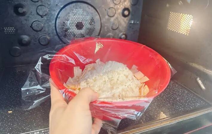 3分レンチンしてパラパラに！　チャーハンの材料で入れたのが？「プチプチ食感がたまらん」