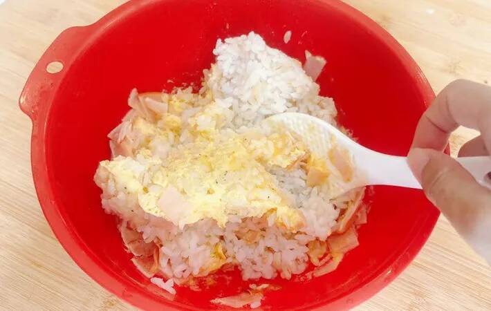 3分レンチンしてパラパラに！　チャーハンの材料で入れたのが？「プチプチ食感がたまらん」