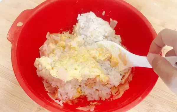 「3分レンチンしてパラパラに！　チャーハンの材料で入れたのが？「プチプチ食感がたまらん」」の画像