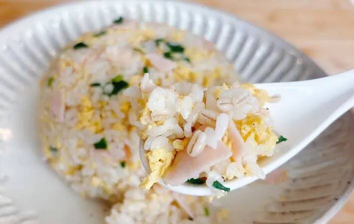 3分レンチンしてパラパラに！　チャーハンの材料で入れたのが？「プチプチ食感がたまらん」