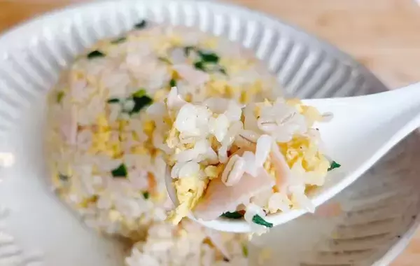 「3分レンチンしてパラパラに！　チャーハンの材料で入れたのが？「プチプチ食感がたまらん」」の画像