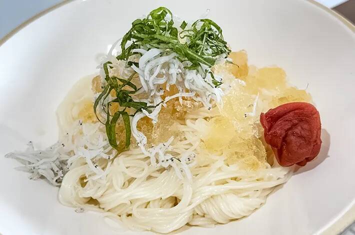 『大さじ4杯のめんつゆ』を水と合わせた後？　キッコーマン直伝「そうめんの食べ方」が新食感！