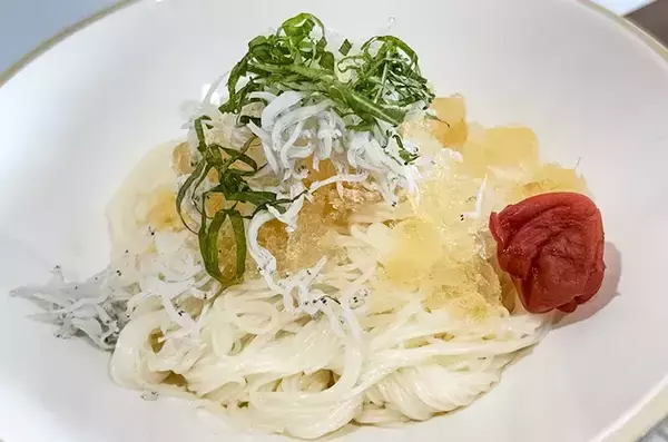 「『大さじ4杯のめんつゆ』を水と合わせた後？　キッコーマン直伝「そうめんの食べ方」が新食感！」の画像