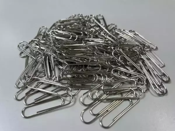 ゼムクリップは縦と横、どっちで留める？　書類が外れない裏ワザがこちら【文房具の裏技4選】