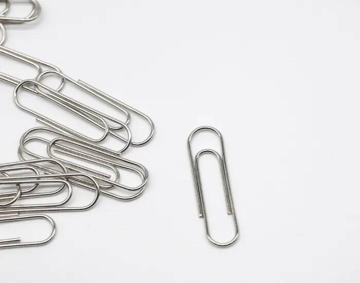 ゼムクリップは縦と横、どっちで留める？　書類が外れない裏ワザがこちら【文房具の裏技4選】