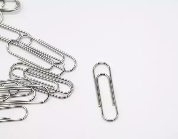 「ゼムクリップは縦と横、どっちで留める？　書類が外れない裏ワザがこちら【文房具の裏技4選】」の画像