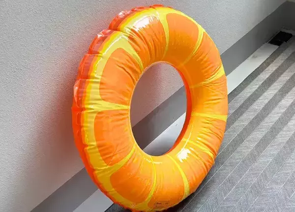 「プールじまいの新常識？浮き輪の保管に「ベビーパウダー」を使ってみた」の画像