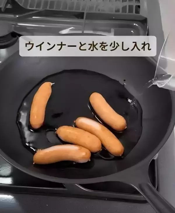 「水を入れて調理すると…　ウインナー調理テクに「絶対こっち」「早速試す」」の画像
