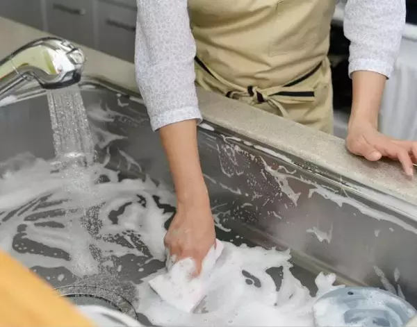 「「水拭きだけじゃ足りない？」　シンクの曇りを防ぐ習慣に「すぐやる」「知らなかった」」の画像