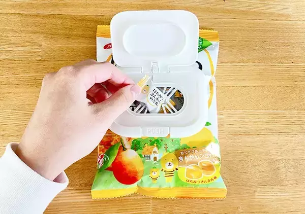 「新品のお菓子のパッケージに『ウエットシートの蓋』　思わぬ活用法がすごすぎた！」の画像