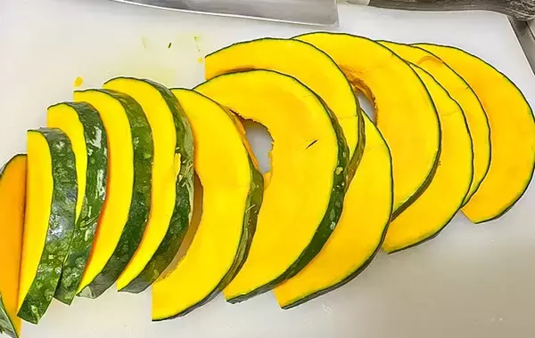 「家にカボチャがあったら絶対作って！　レンチンだけで絶品『かぼちゃのマヨチーズ和え』」の画像